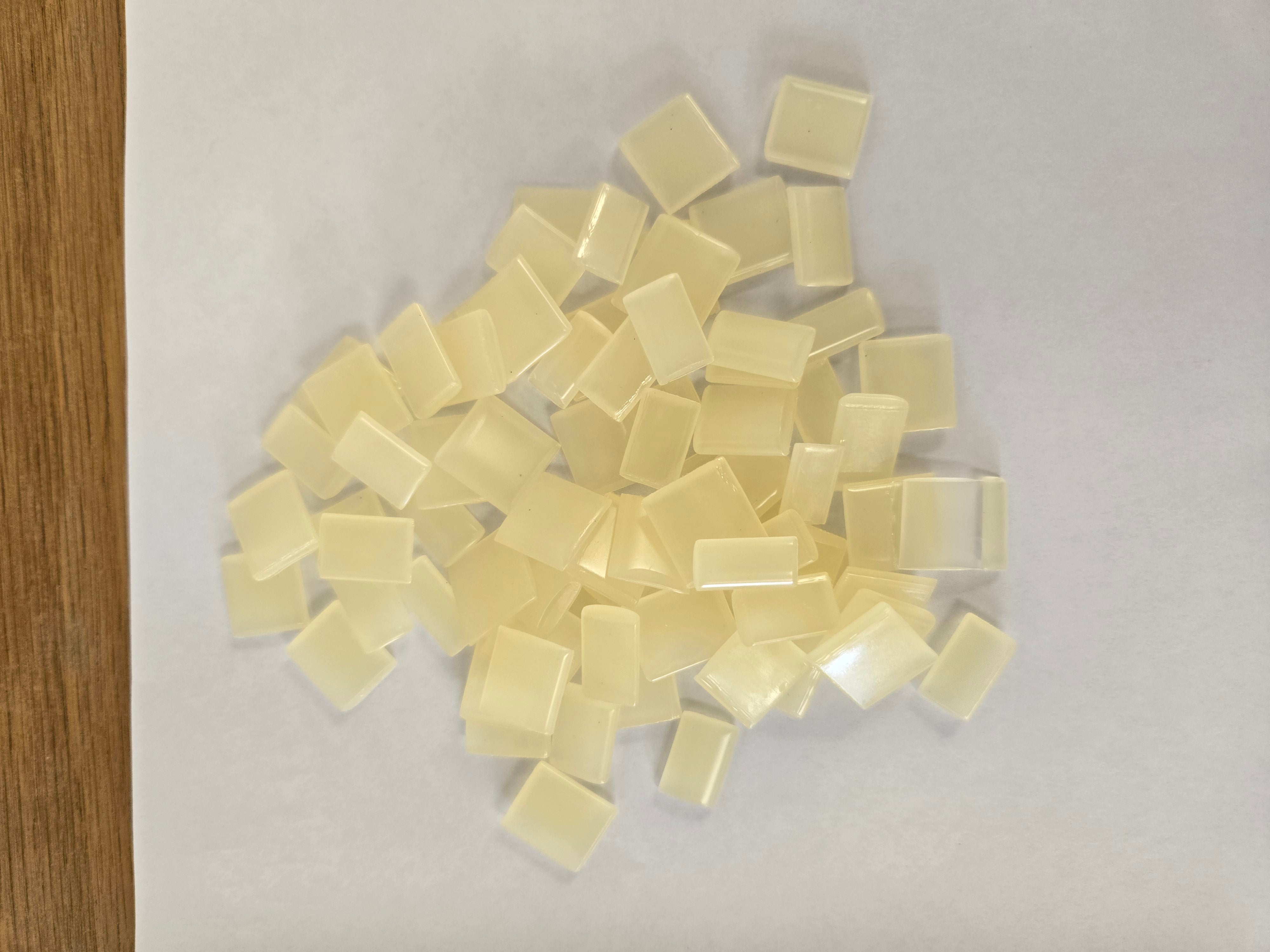 1 HM240 AMBER CLEAR GLUE CHIPS (FOR PAN MELTING)