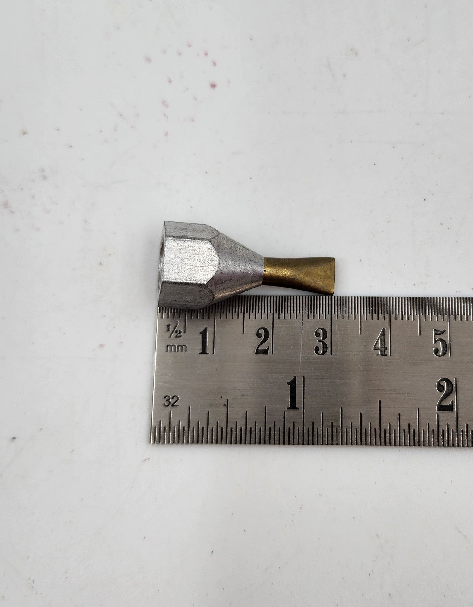 FLAT SPREADER NOZZLE: This nozzle measures 1 1/8" in length and features a 3/8-16 female thread